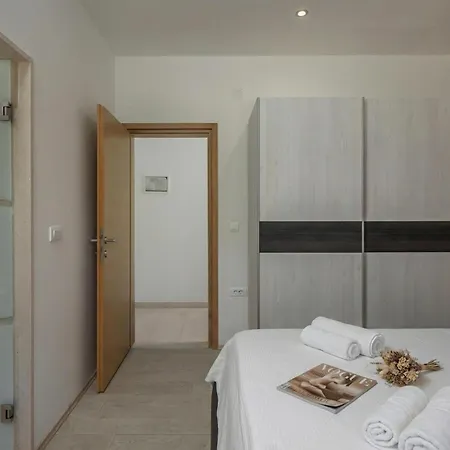 Luka With Private Pool & Sea View *